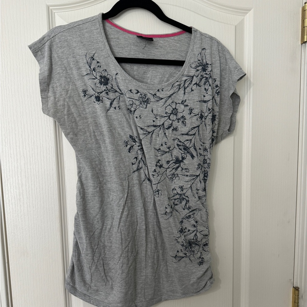 Oh Baby by Motherhood medium, gray printed maternity tee.